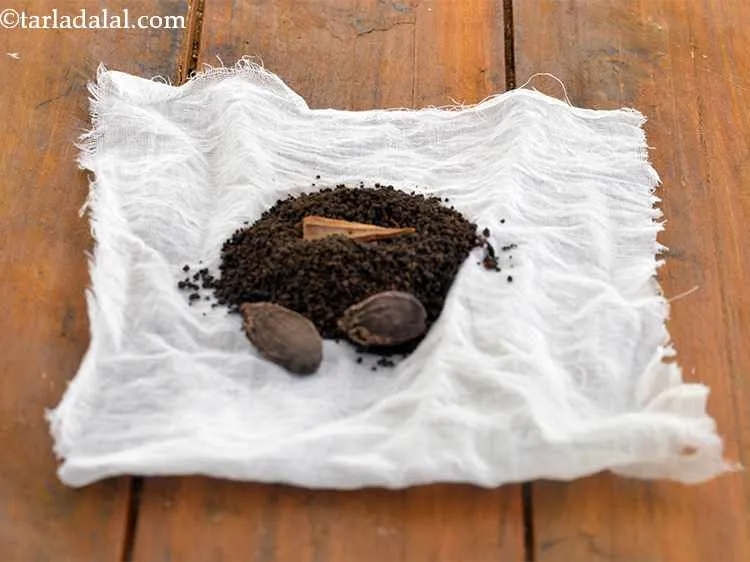 स्टेप 5 – इसमें चाय की पत्ती, दालचीनी और काली इलायची डालें। जब …