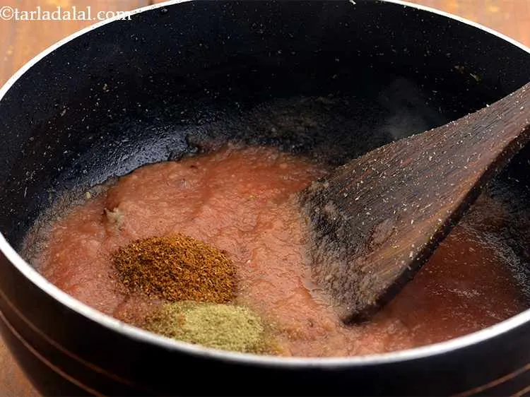 स्टेप 22 – फिर गरम मसाला डालें। यह पिंडी छोले को एक अनोखा …