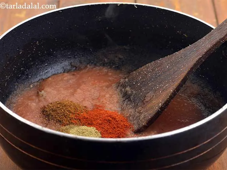 स्टेप 23 – तीखेपन के लिए थोड़ा मिर्च पाउडर डालें।