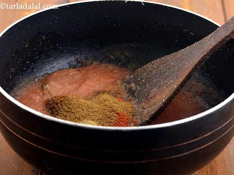 स्टेप 24 – अब हम छोले मसाला डालेगें। छोले मसाला इस अविश्वसनीय पिंडी …