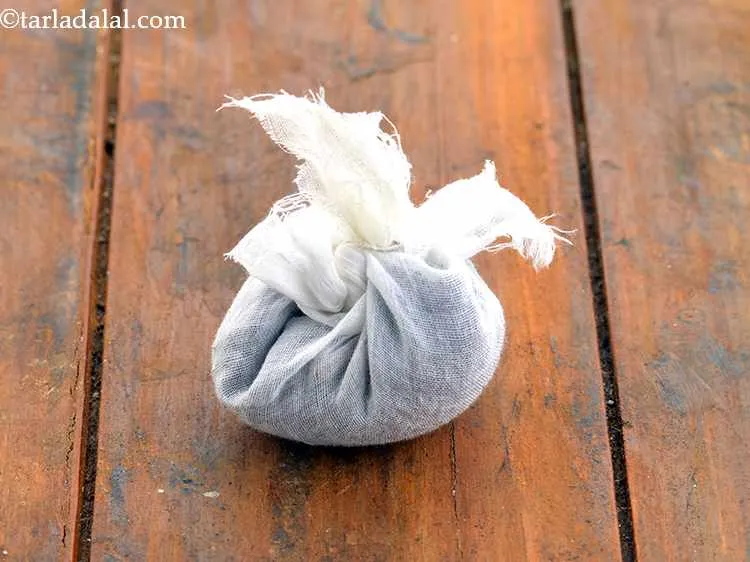 स्टेप 6 – इसे कसकर बांधें। एक तरफ रख दें।