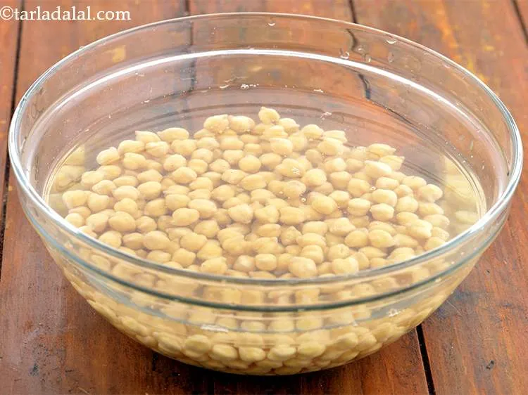 स्टेप 2 – <strong>पिंडी छोले रेसिपी</strong> के लिए काबुली चना को प्रेशर कुक …