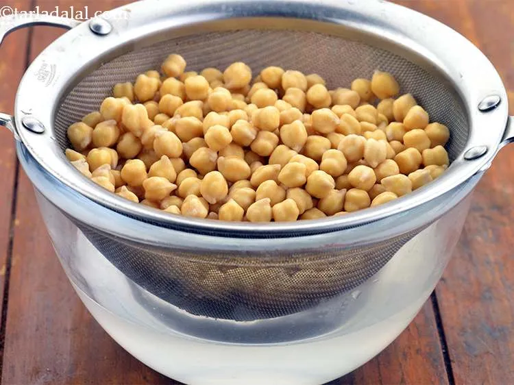 स्टेप 3 – एक छलनी का उपयोग करके अच्छी तरह से छान लें। …