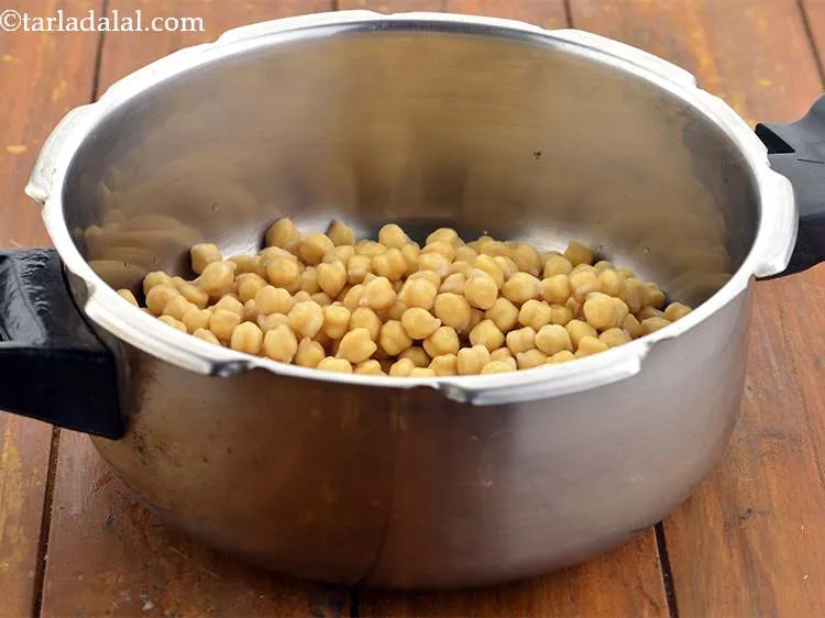 स्टेप 7 – प्रेशर कुकर में काबुली चना डालें। हमें २ कप भिगोए …