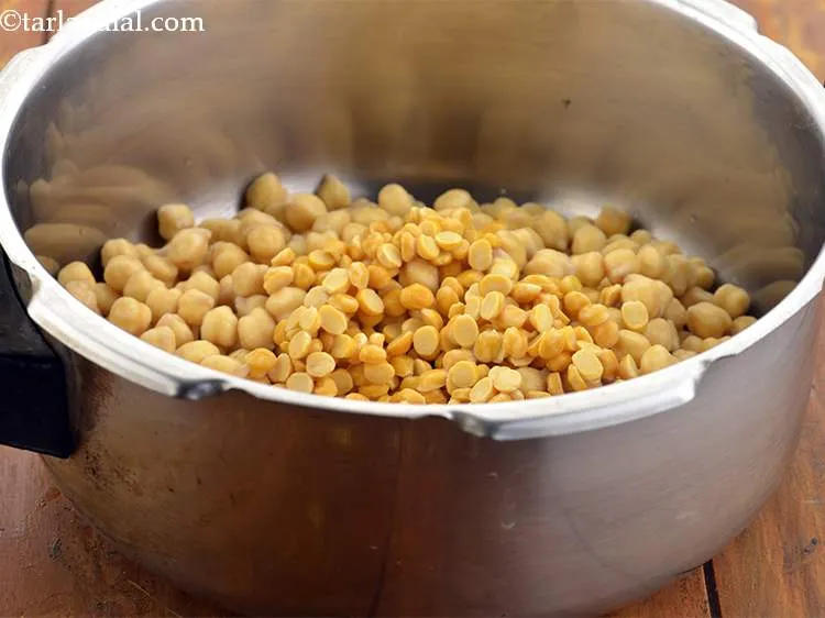 स्टेप 8 – इसमें धो कर छानी हुइ चना दाल डालें।