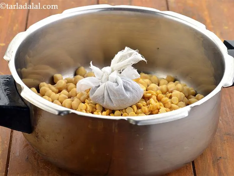 स्टेप 9 – मलमल के कपड़े की तैयार पोटली डालें।