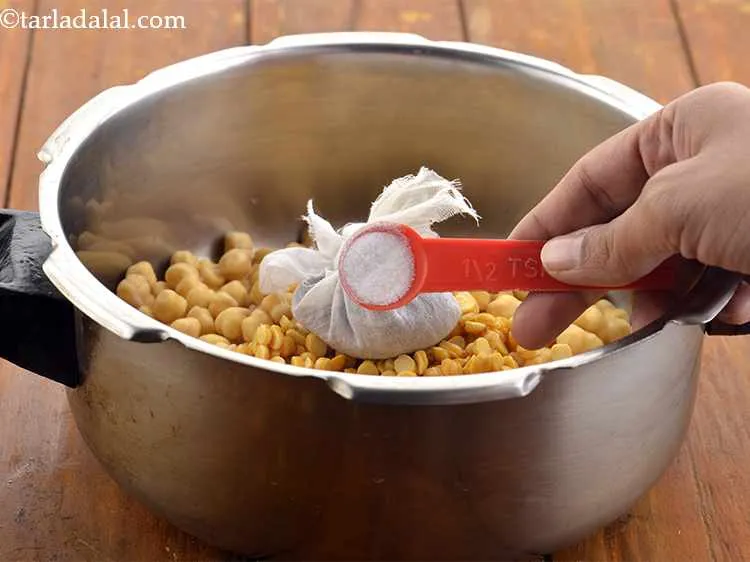 स्टेप 10 – अब इसमें बेकिंग सोडा डालें। इससे चना नरम हो जाएगा।