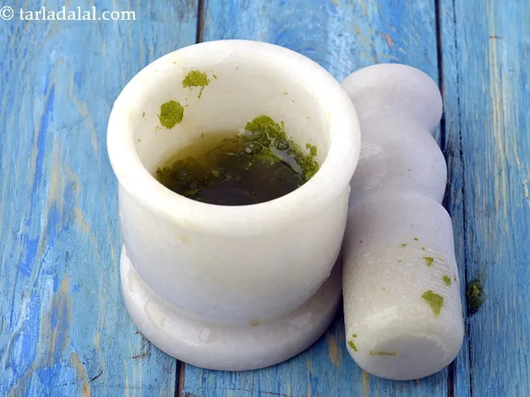 स्टेप 15 – इसे हल्का क्रश कर लें। पुदीने का मिश्रण तैयार है।