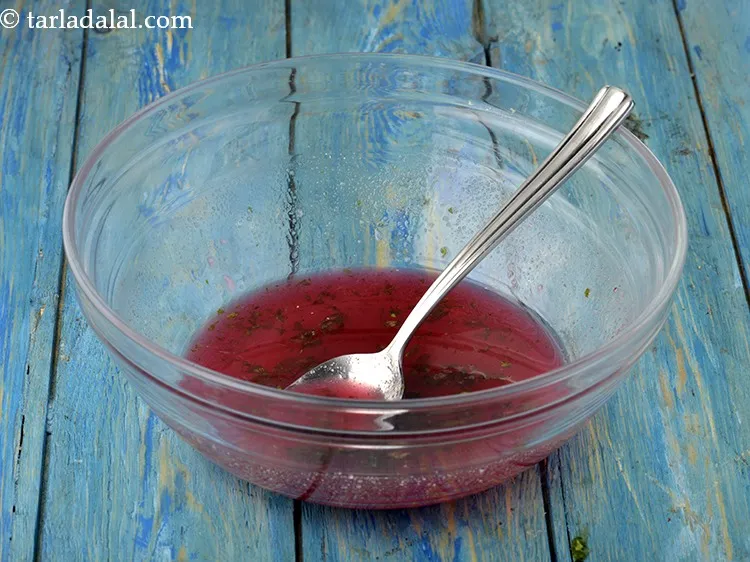 स्टेप 21 – चम्मच से अच्छी तरह मिला लें।