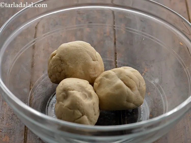 स्टेप 15 – आटे को ३ बराबर भागों में विभाजित करें।