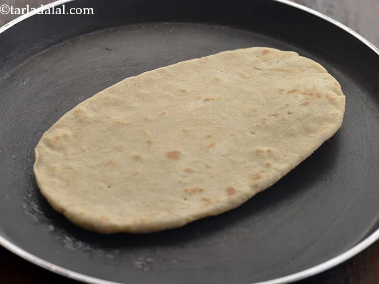 स्टेप 19 – इसे पलटें और दूसरी तरफ तब तक पकाएं जब तक …