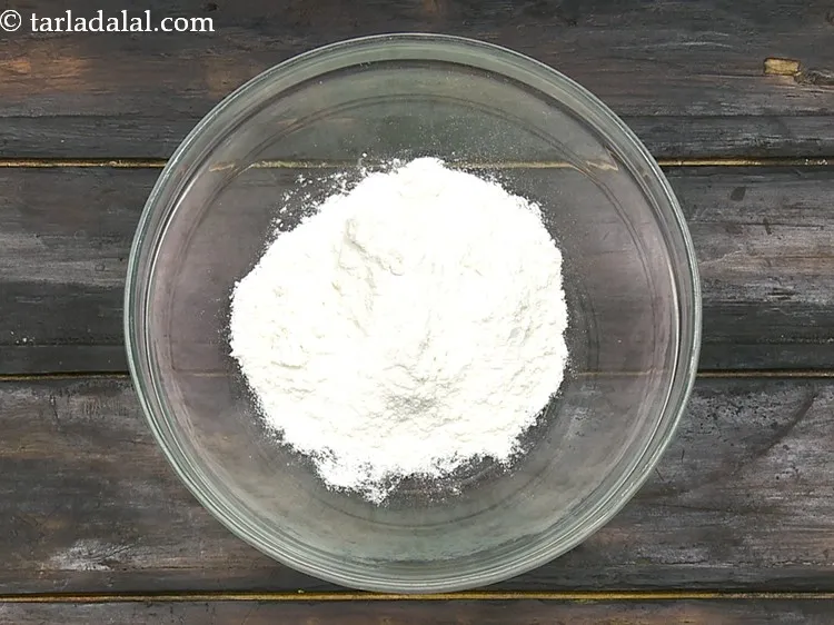 स्टेप 1 – <strong>पिज्जा पराठा</strong> के लिए आटा बनाने के लिए, एक गहरे …