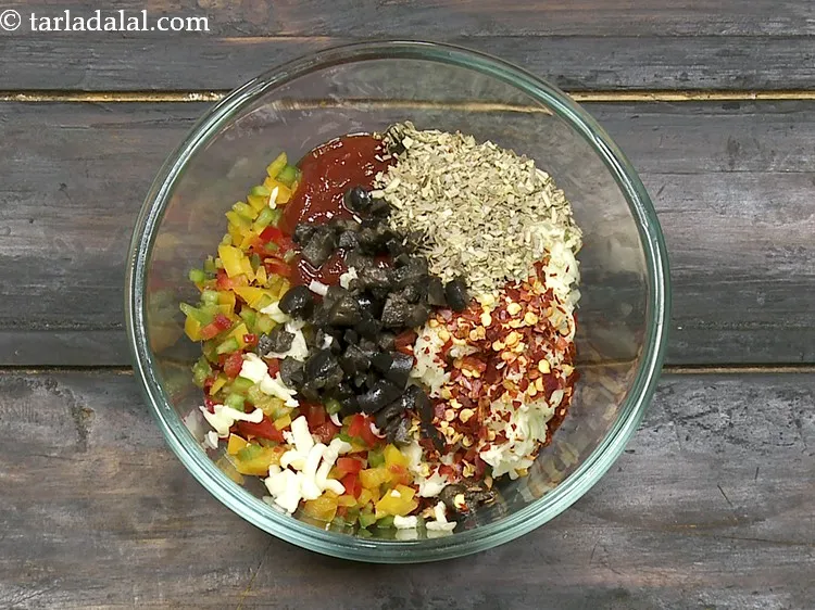 स्टेप 11 – बारीक कटा हुआ काला जैतून डालें। सुनिश्चित करें कि सभी …