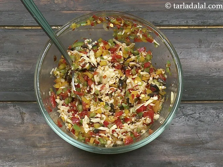 स्टेप 13 – बहुत अच्छी तरह से मिलाएं और हमारा <strong>पिज्जा पराठा स्टफिंग</strong> …