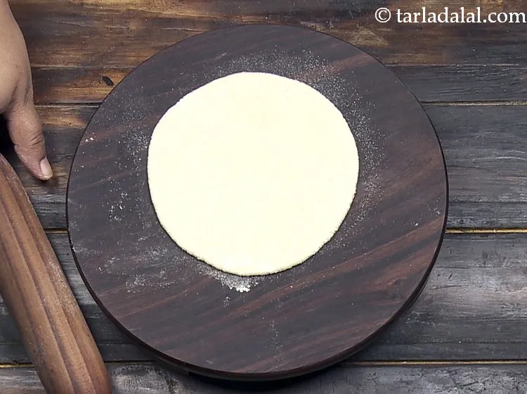 स्टेप 14 – <strong>पिज्जा पराठा</strong> बनाने के लिए, आटे के एक भाग को …