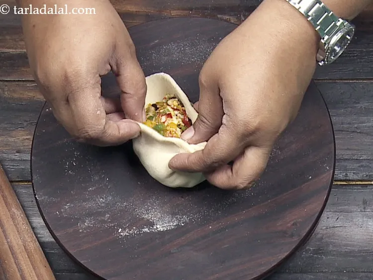 स्टेप 16 – सभी पक्षों को एक साथ बीच में लाएं।