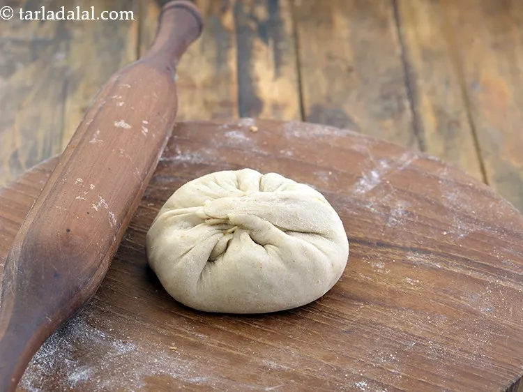 स्टेप 17 – कसकर सील करें और भरवां आटे के भाग को उल्टा …