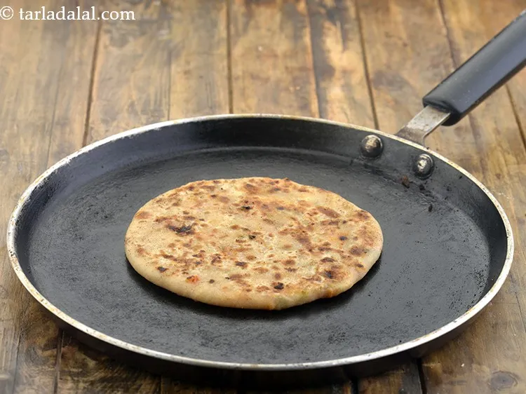 स्टेप 20 – <strong>पिज्जा पराठे</strong> को १ टीस्पून मक्खन का इस्तेमाल करके तब …