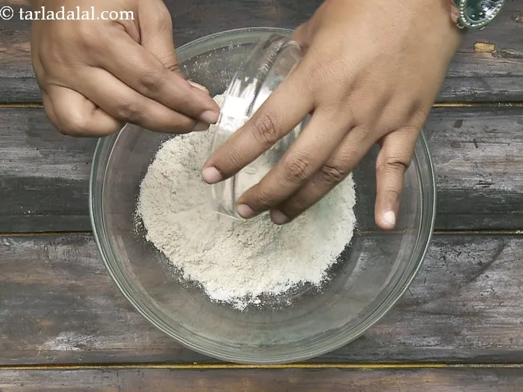 स्टेप 2 – <strong>पिज्जा पराठे</strong> को नरम रखने के लिए गेहूं के आटे …