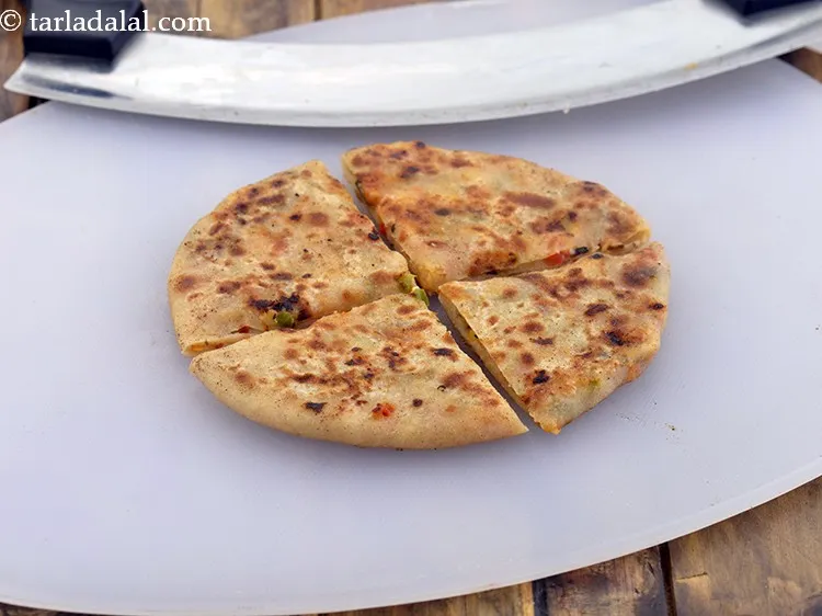 स्टेप 21 – <strong>पिज्जा पराठे</strong> को ४ बराबर भागों में काटें।