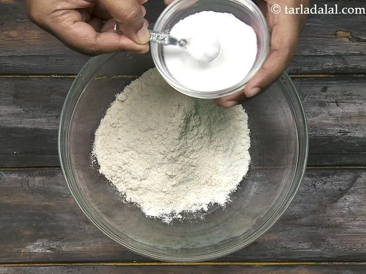 स्टेप 3 – स्वादानुसार नमक डालें। आटा बनाने के लिए धीरे-धीरे पानी डालें। …