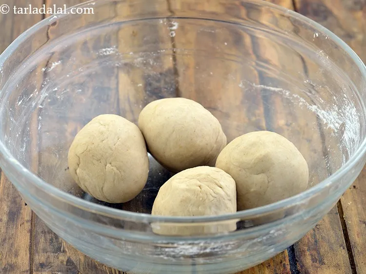 स्टेप 5 – आटे को ४ बराबर भागों में विभाजित करें।