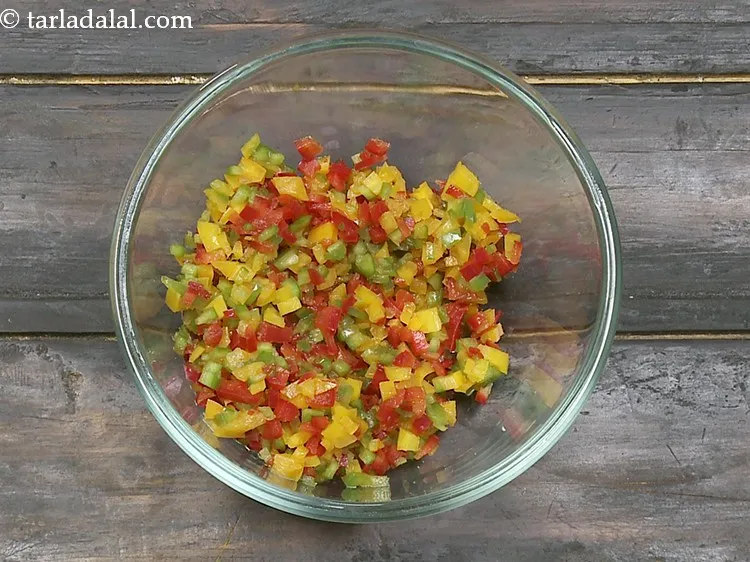 स्टेप 6 – <strong>चीज़ पिज्जा पराठा</strong> के लिए स्टफिंग तैयार करने के लिए, …