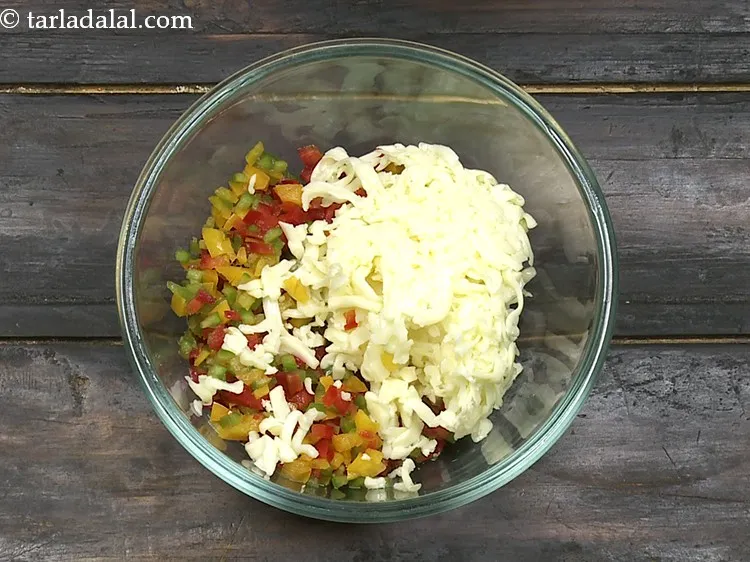 स्टेप 7 – कसा हुआ प्रोसेस्ड चीज़ डालें। <strong>पिज्जा पराठा</strong> बनाने के लिए …