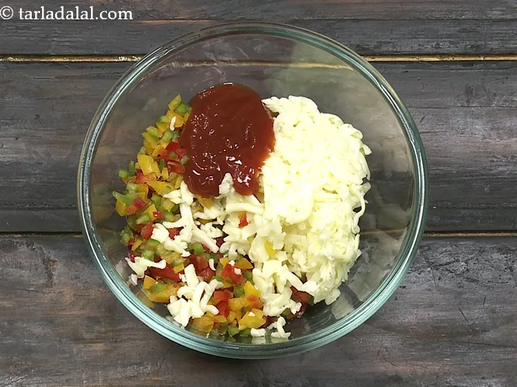 स्टेप 8 – हमारे <strong>पिज्जा पराठा</strong> स्टफिंग को एक स्वादिष्ट स्वाद देने के …