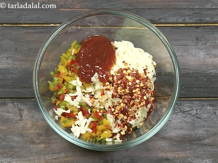 स्टेप 9 – सूखी लाल मिर्च के फ्लैकस् डालें। <strong>चीज़ी वेजिटेबल स्टफिंग</strong> का …