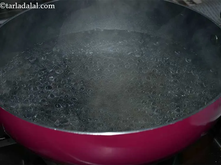 स्टेप 3 – <p>इस बीच, एक गहरे पैन में उबलने के लिए पानी …