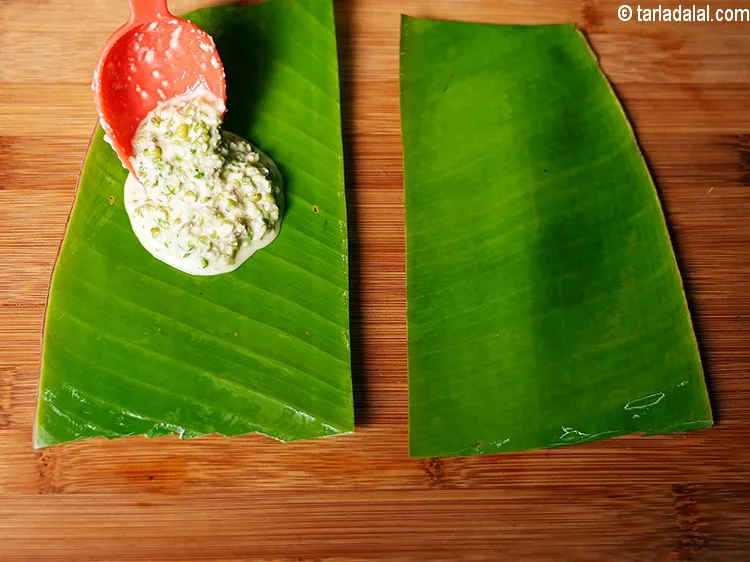 Step 31 – <meta charset="UTF-8" />Place 1&nbsp;tbsp of the batter on one half of the banana leaf and …