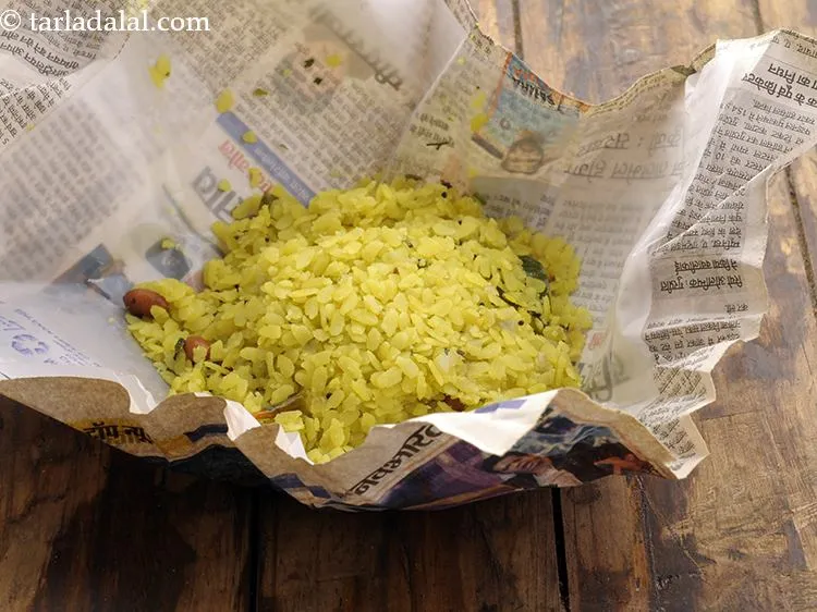 Step 18 – This is how the open parcel of&nbsp;<strong>kande pohe Mumbai street food&nbsp;</strong>looks. Ready to be eaten …