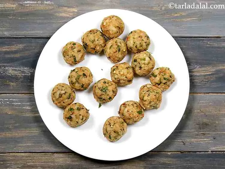 स्टेप 10 – <strong>पोहा पकोड़ा</strong> मिश्रण को १५ बराबर भागों में विभाजित करें। …