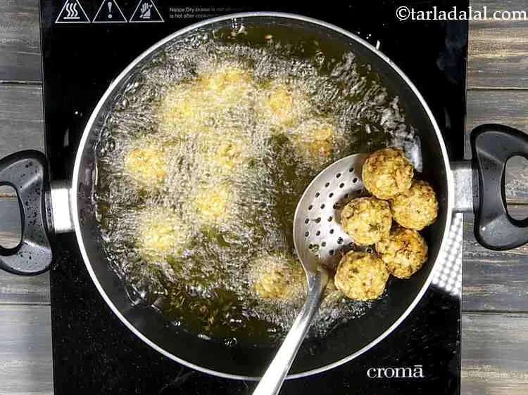 स्टेप 12 – <strong>पोहा पकोड़ा</strong> को बीच-बीच में पलट दें। हम चाहते हैं …