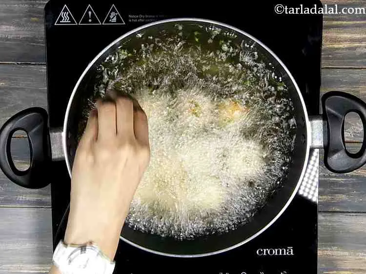 स्टेप 11 – एक गहरे नॉन-स्टिक पैन में तेल गरम करें और एक …