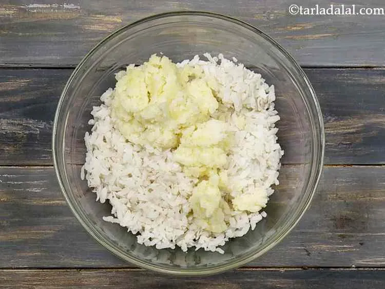 स्टेप 3 – उबले और मसले हुए आलू डालें। सुनिश्चित करें कि मसले …