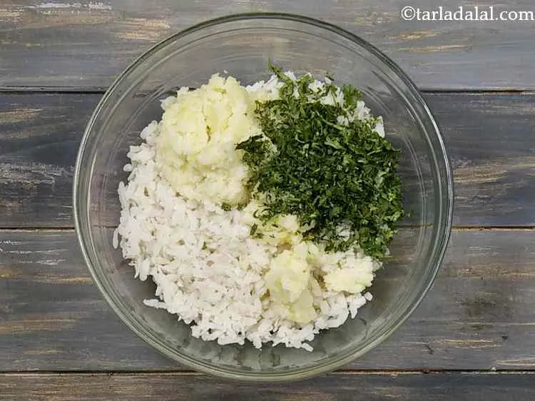 स्टेप 4 – फिर बारीक कटा हरा धनिया डालें। ये न केवल पोहा …