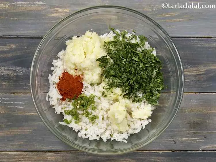 स्टेप 6 – हम मिर्च पाउडर भी डाल रहे हैं। आप इसे पूरी …