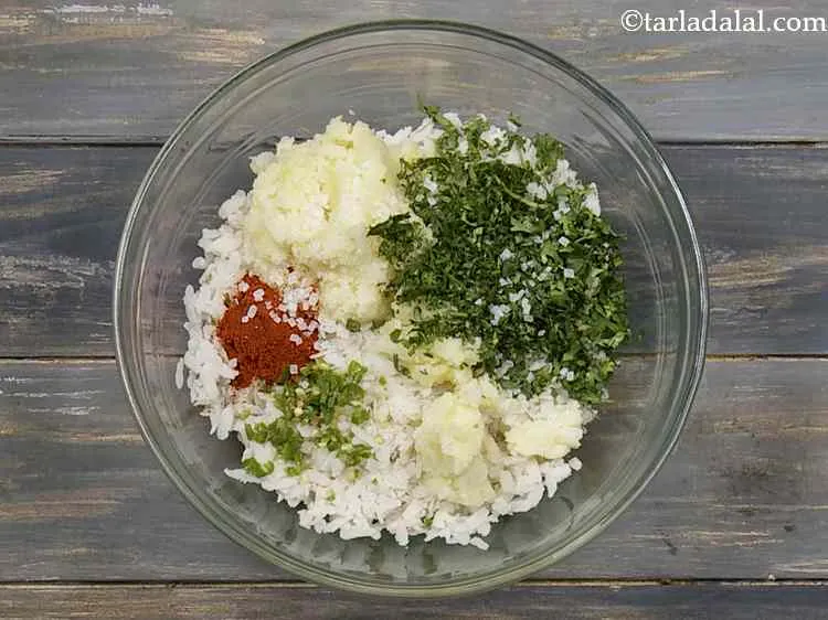 स्टेप 7 – अब शक्कर और नींबू का रस मिलाएं। वे <strong>पोहा पकोड़ा</strong> …