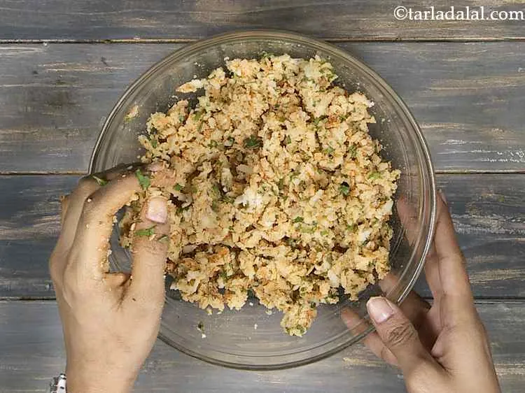 स्टेप 9 – अपने हाथों का उपयोग करके अच्छी तरह से मिलाएं और …