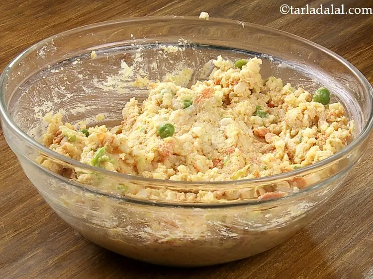 Step 22 – Mix well and keep aside. Our <strong>Poha Bhajia mixture</strong> is ready.