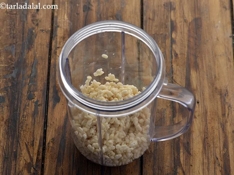 स्टेप 14 – अब एक छोटे मिक्सर जार में उड़द दाल डालें। क्योंकि …