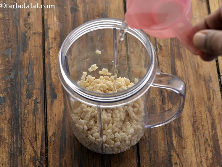 स्टेप 15 – १/४ कप पानी डालें।