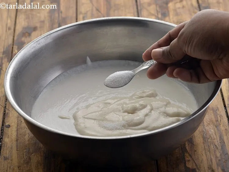 स्टेप 18 – <div> अब गहरे कटोरे में दो घोल को नमक डालकर …