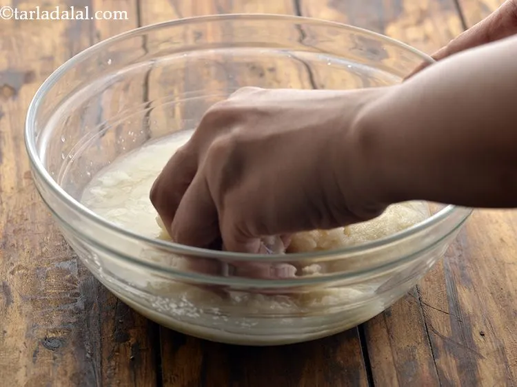 स्टेप 2 – <strong>पोहा इडली</strong> बनाने के लिए, इडली रवा को साफ करें …