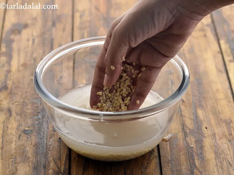 स्टेप 6 – उड़द दाल को अच्छी तरह से साफ करके धो लें।