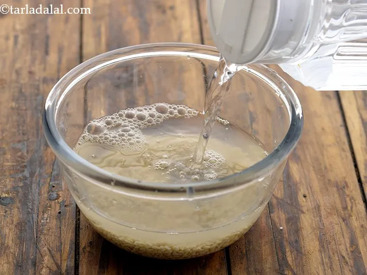 स्टेप 7 – एक और गहरे कटोरे में पर्याप्त पानी के साथ भिगोएं।