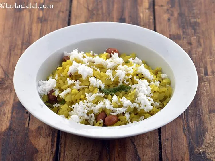 Step 11 – Garnish the&nbsp;<strong>kanda poha | Maharashtrian style kanda poha | kande pohe street food | onion …