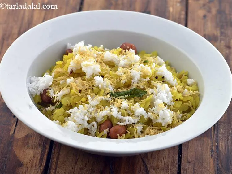 Step 12 – Now sprinkle 1 tsp of sev on<strong>&nbsp;Kanda poha</strong>. We have used nylon sev, you can …